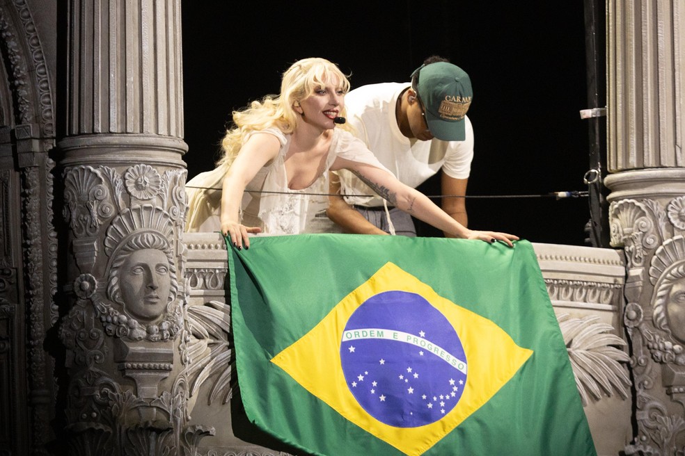 Lady Gaga estende bandeira do Brasil durante show � Foto: Brazil News