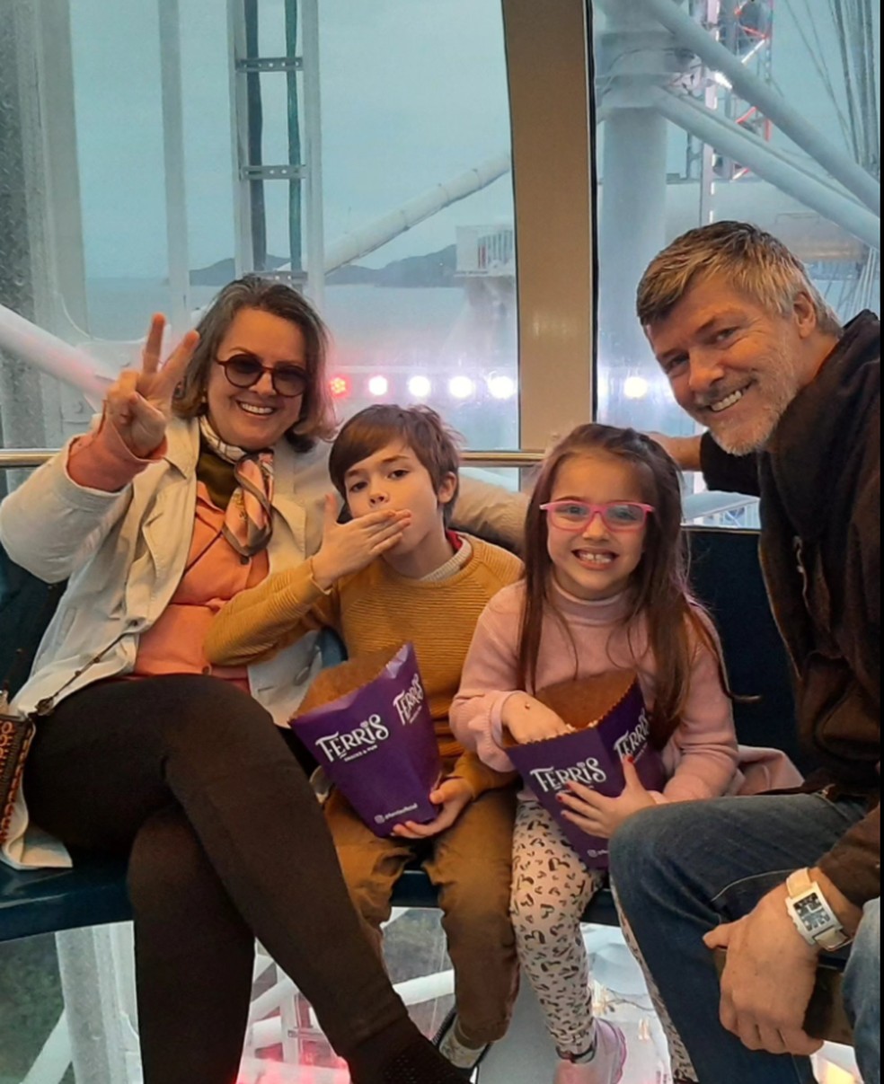Caetano com a esposa, Cristina, e os netos Laura e Lorenzo — Foto: Reprodução/Facebook