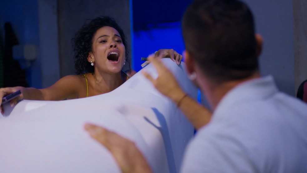 Vale Tudo: Maria de Fátima dá susto em César — Foto: Globo