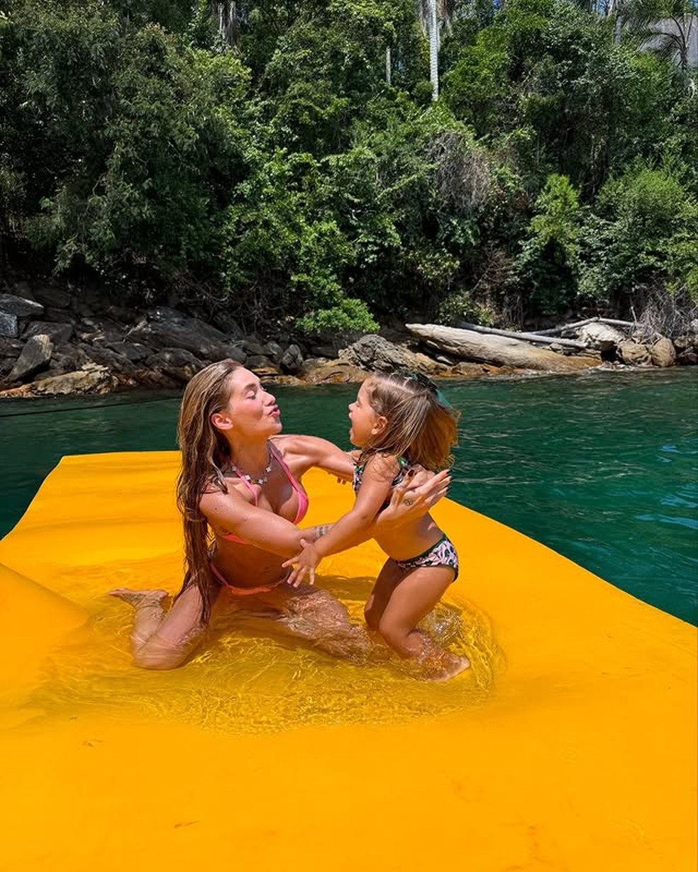 Virginia mostra passeio de lancha em família: 'Segundou com meus amores' — Foto: Reprodução/Instagram