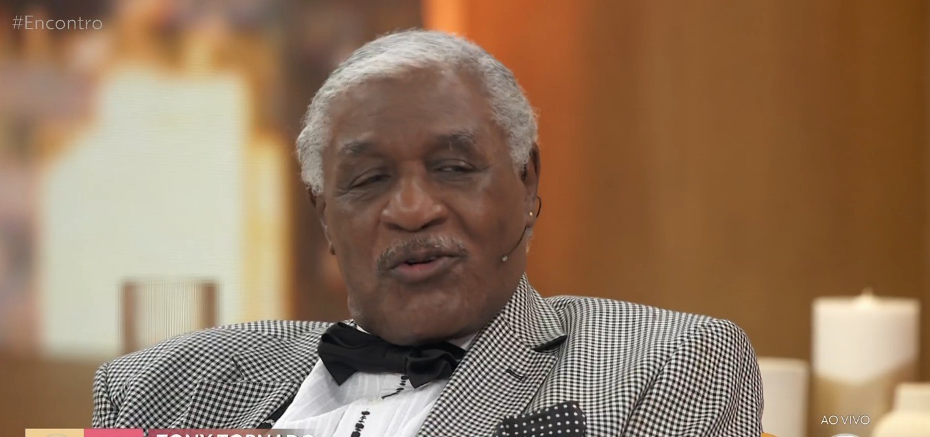 Aos 95 anos, Tony Tornado se emociona com homenagem do filho Lincoln: 'Amor muito grande'