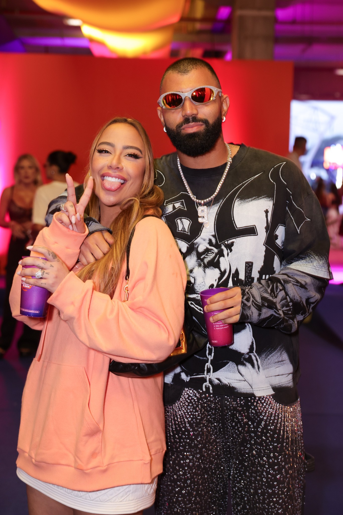 Rafaella Santos e Gabigol posam abraçados na 'Tardezinha' em São Paulo