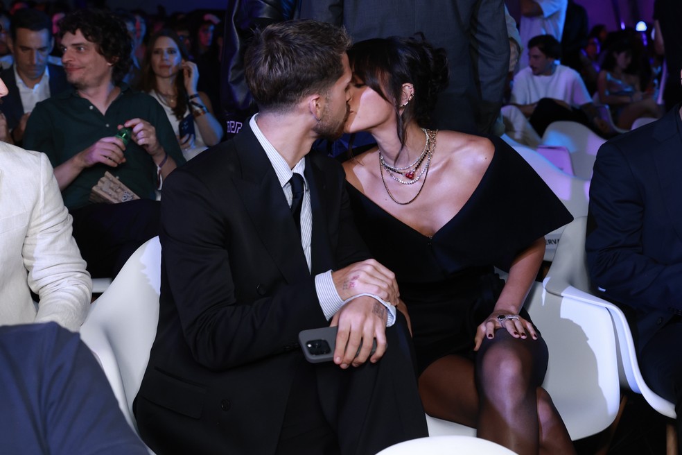 João Guilherme e Bruna Marquezine se beijam em evento — Foto: Roberto Filho / Brazil News