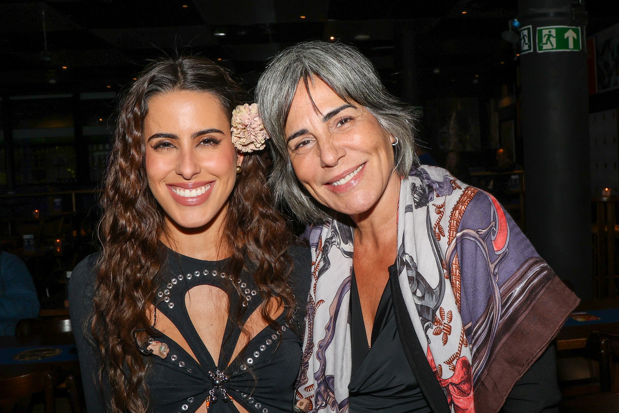 Glória Pires tieta a filha Ana Morais durante show, em São Paulo