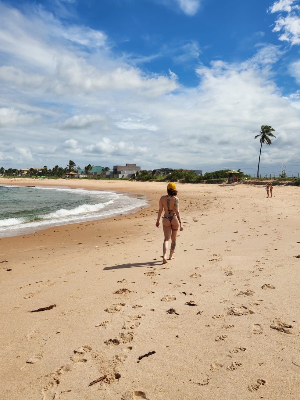 Pitty aproveita praia deserta