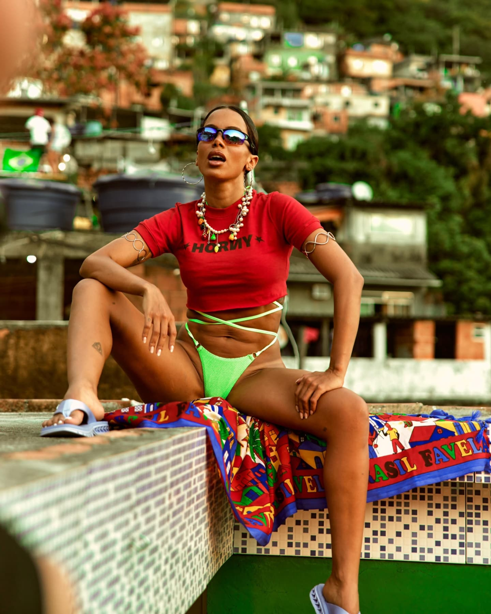 Anitta abre álbum de fotos em comunidade no Rio — Foto: Instagram