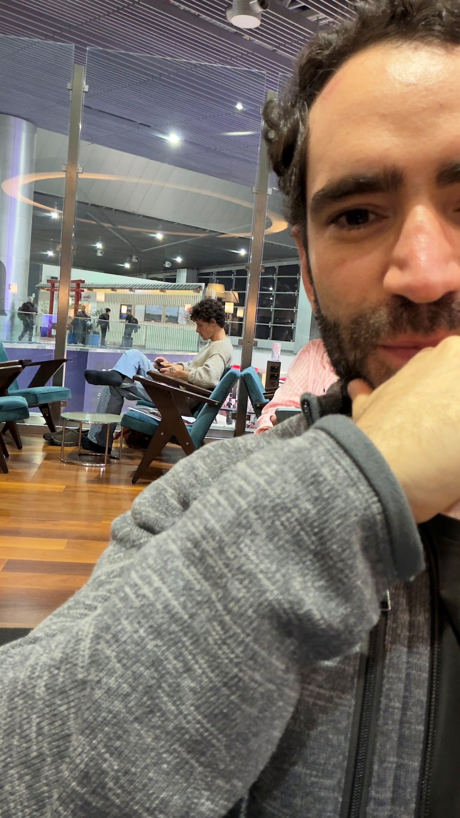 Após dias com Marquezine, Shawn Mendes é flagrado em sala vip de aeroporto