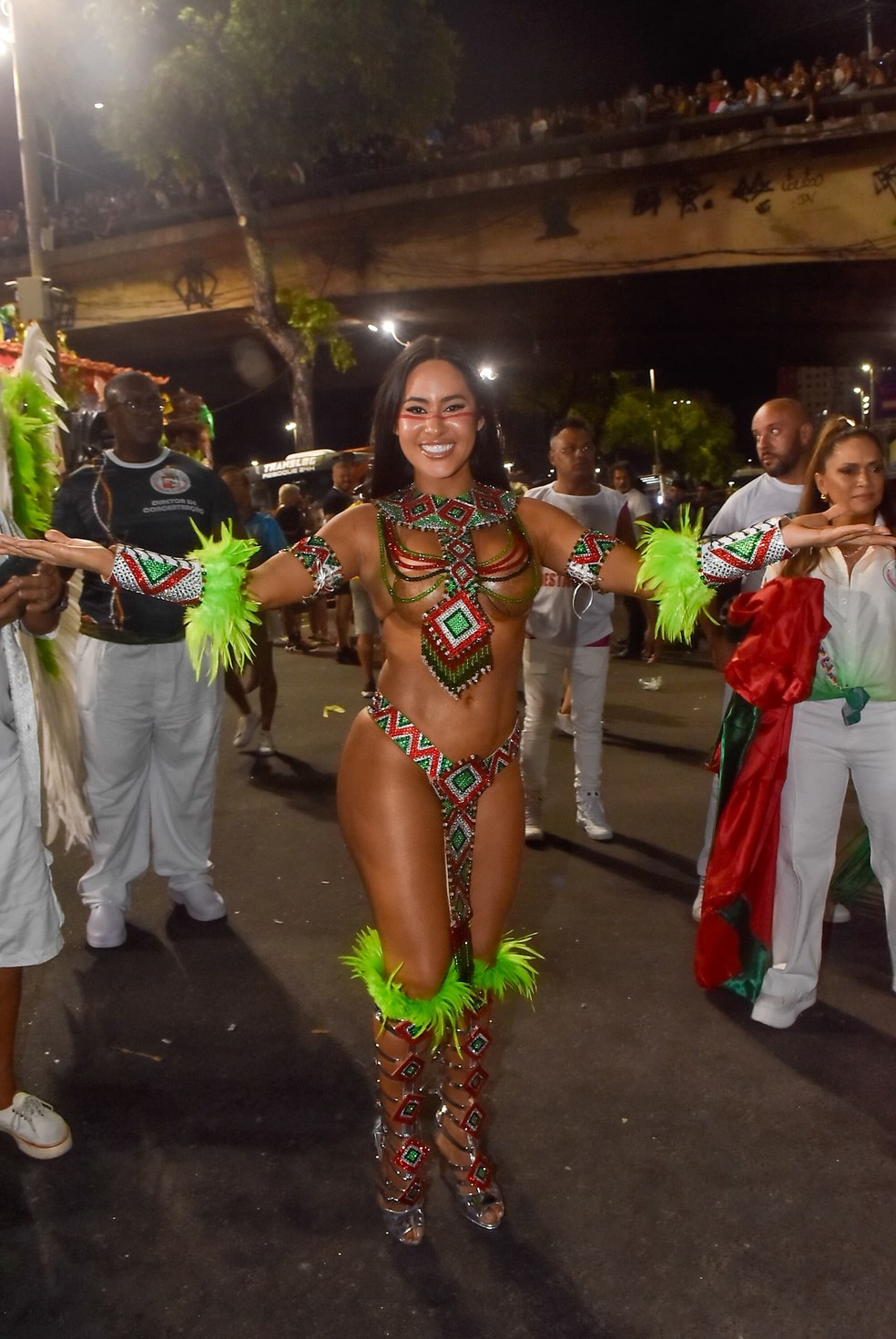 Isabelle Nogueira, a Cunhã, desfila pela Grande Rio — Foto: Roberto Teixeira/gshow
