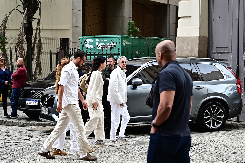 Caetano Veloso chega para o velório de Preta Gil — Foto: AgNews