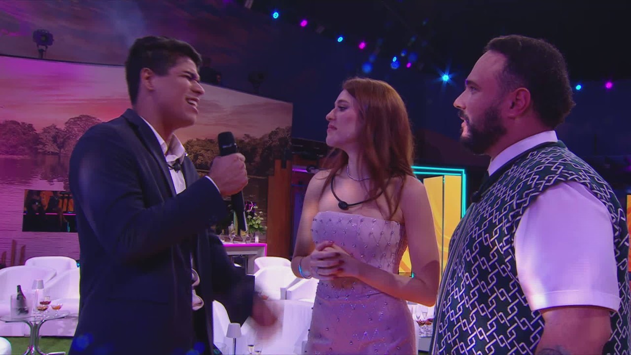 No Big Show A Invasão, Guilherme reage a boneco de Olinda em sua homenagem: 'Era um sonho'