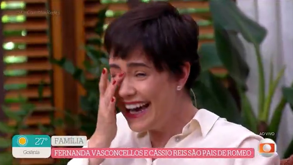 Fernanda Vasconcellos se emociona com recado — Foto: Globo