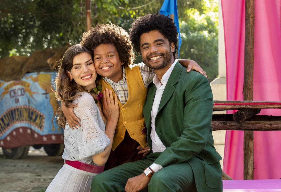 Marê (Camila Queiroz), Orlando (Diogo Almeida) e Marcelino (Levi Asaf) formam uma família em Amor Perfeito — Foto: Globo