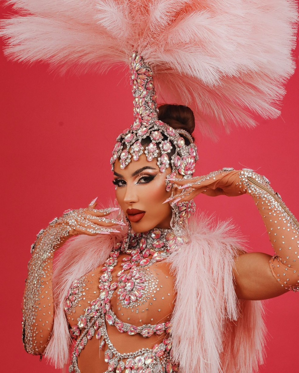 Andrea de Andrade usa look inspirado em 'Moulin Rouge' para ensaio