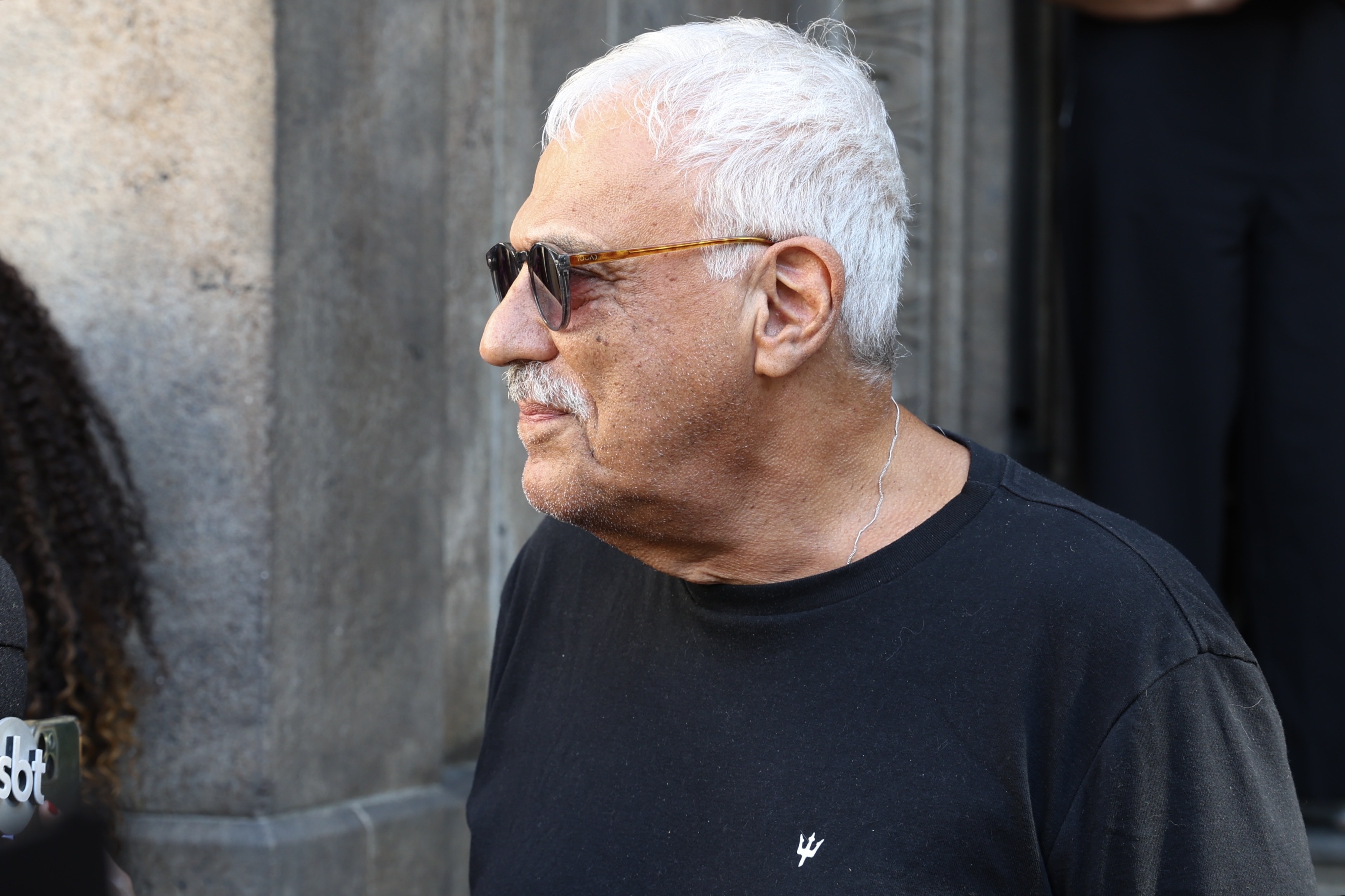 Familiares e amigos se despedem de Nana Caymmi; corpo da cantora é velado no Rio de Janeiro