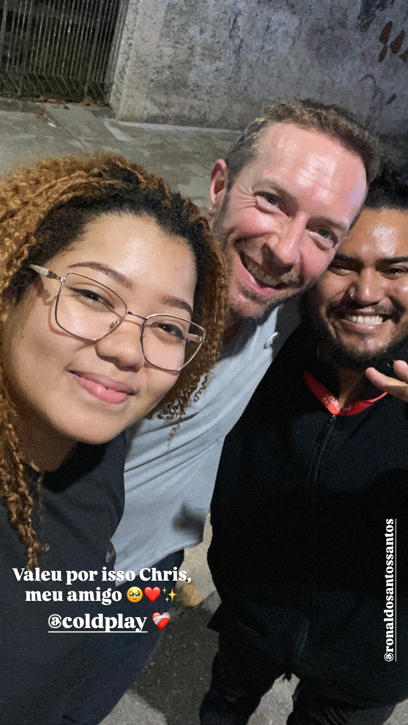 Chris Martin é visto passeando em Belém e tietado por fãs antes de sua participação no Global Citizen