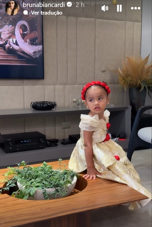 Mavie, filha de Neymar Jr. e Bruna Biancardi, encanta web cantando música de 'A Bela e a Fera'