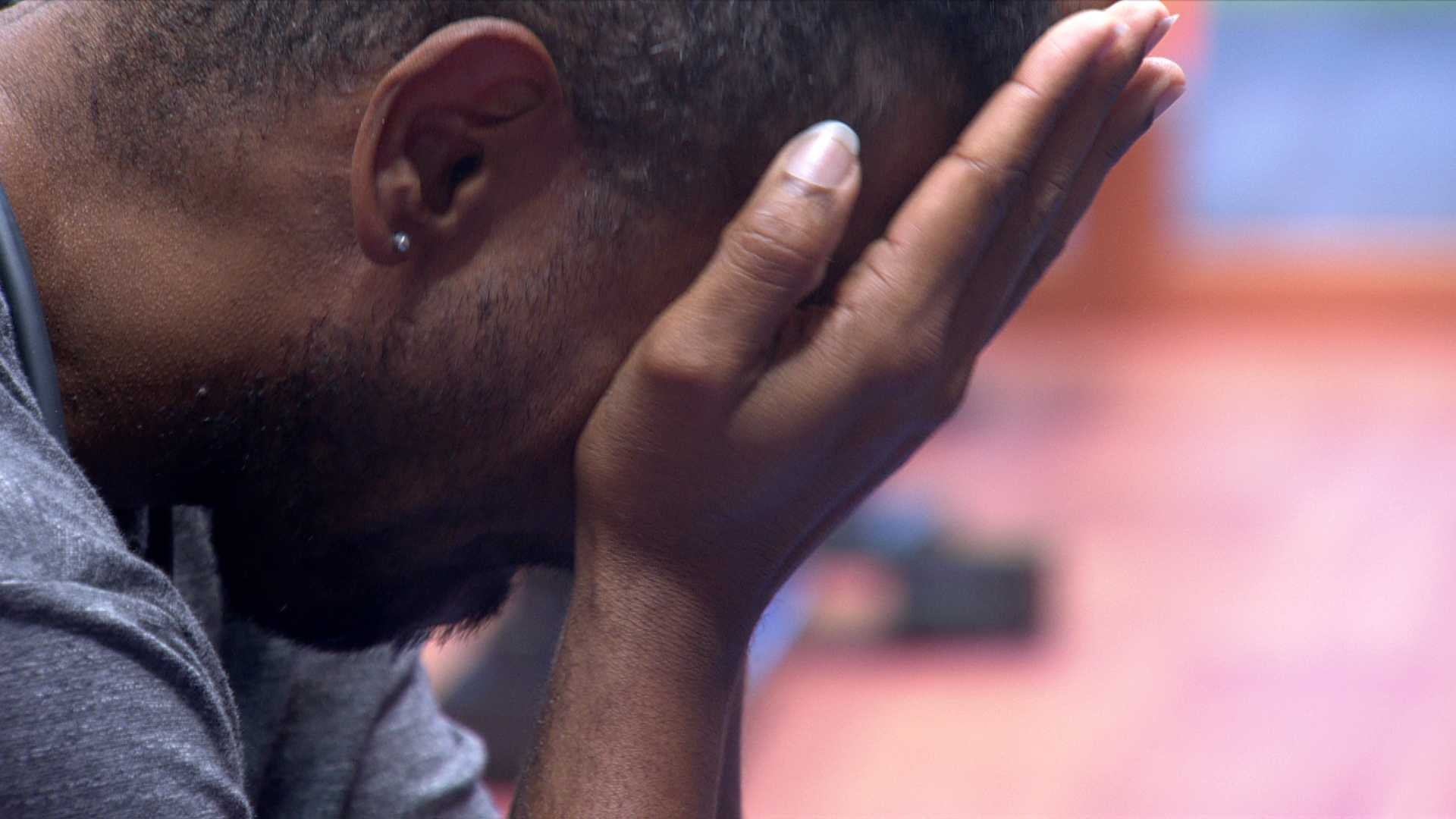 Leandro Boneco chora no BBB 26 e desabafa: 'Sobreviver ao jogo'