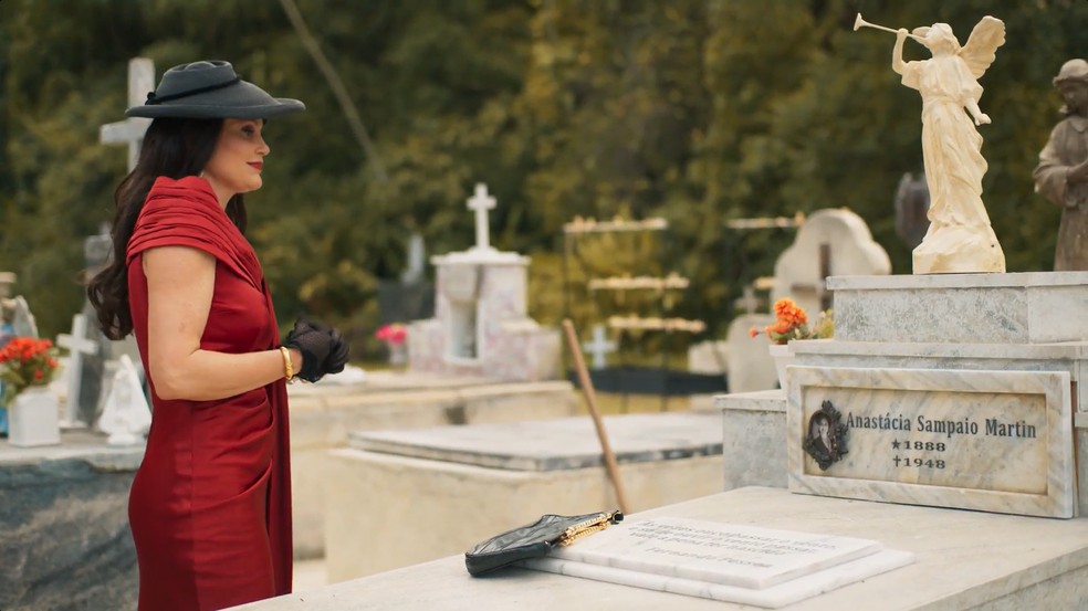 Êta Mundo Melhor!: Sandra surta em cemitério e quebra lápide de Anastácia — Foto: Reprodução/TV Globo