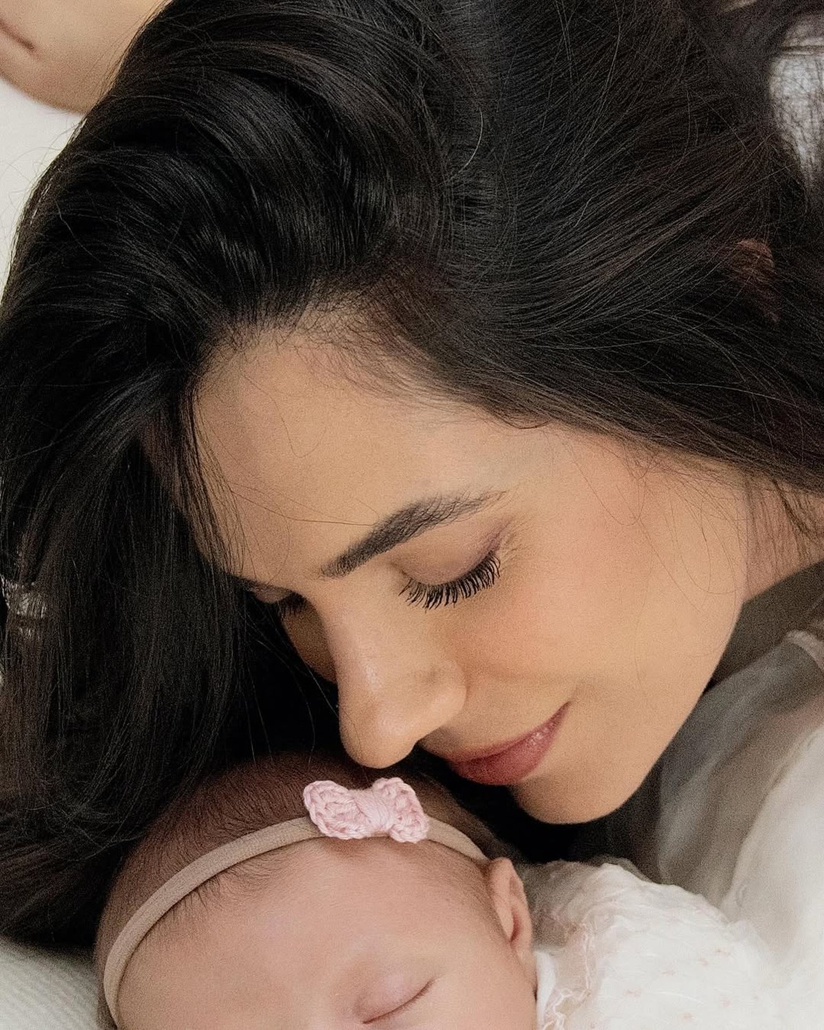 Luan Santana se declara para Jade e mostra rosto da filha Serena