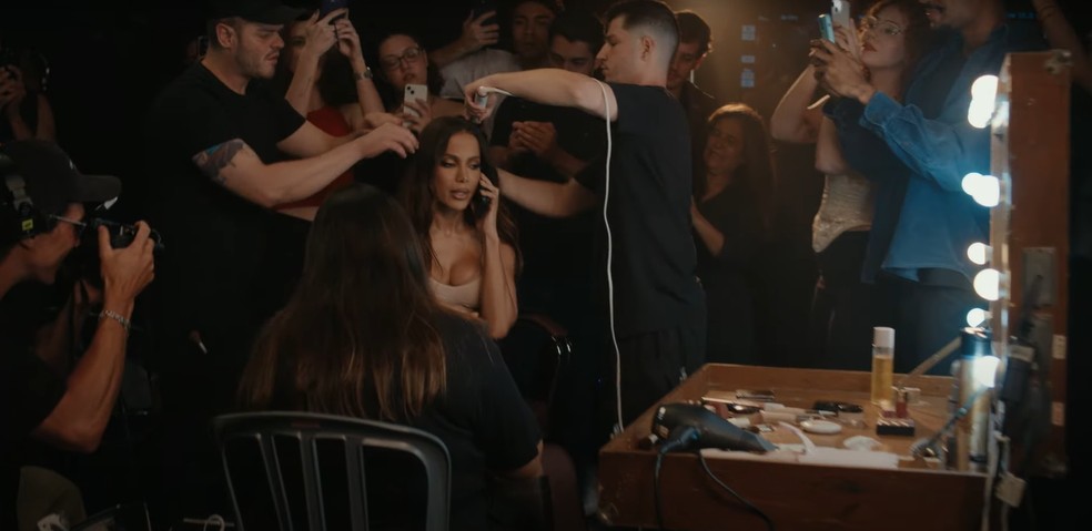 Clipe de Anitta e Alok mostra bastidores da fama — Foto: youtube