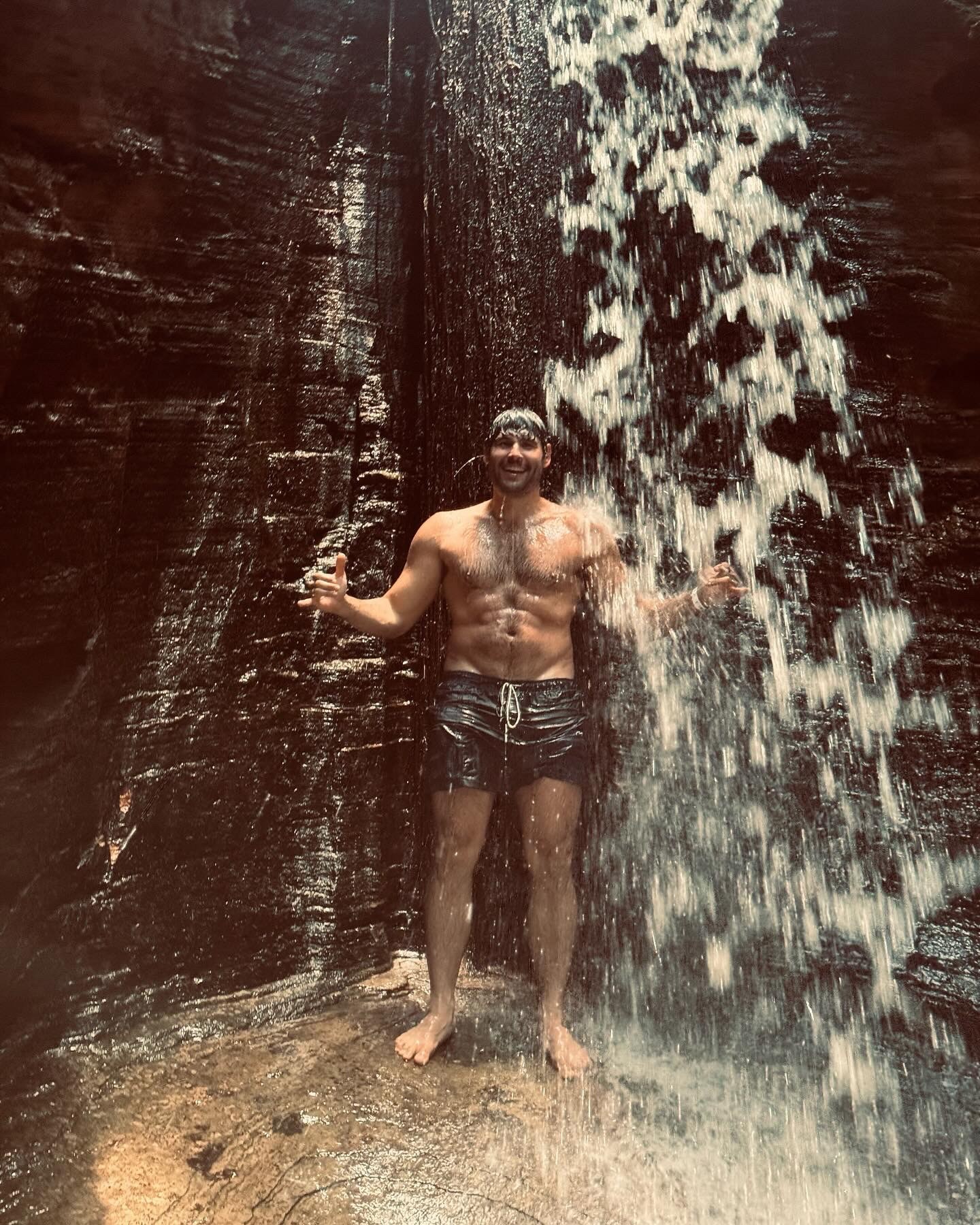 Solteiro, Dudu Azevedo mostra tanquinho em banho de cachoeira e recebe elogios: 'Lindo'