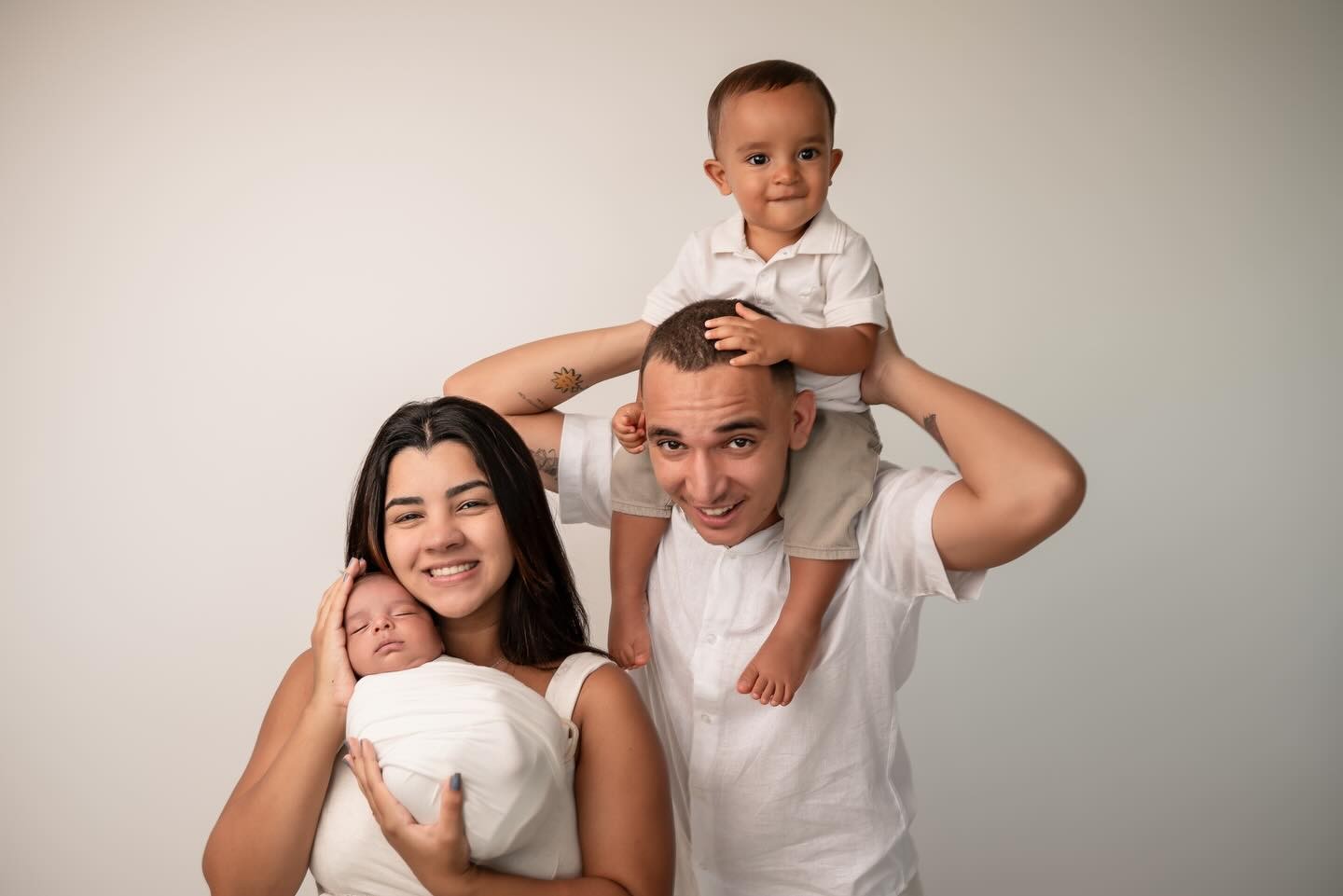 João Gomes surge em cliques fofos ao lado de Ary Mirelle e dos filhos