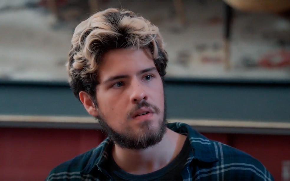 Raul vai dar adeus ao seu cabelão de duas cores em Três Graças — Foto: Globo