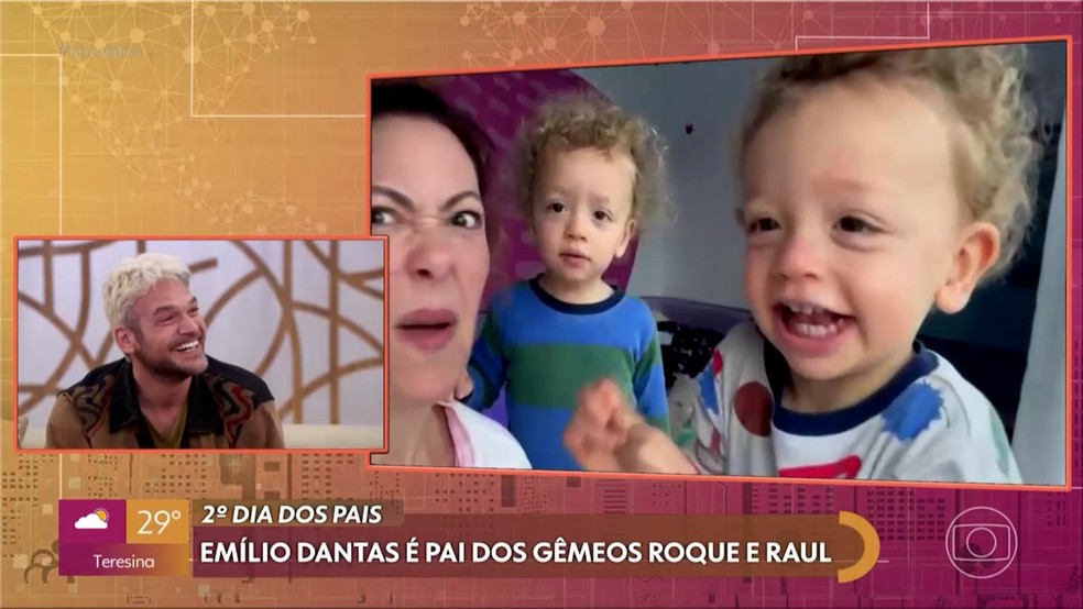 Emílio Dantas se emociona com depoimento da família — Foto: Globo