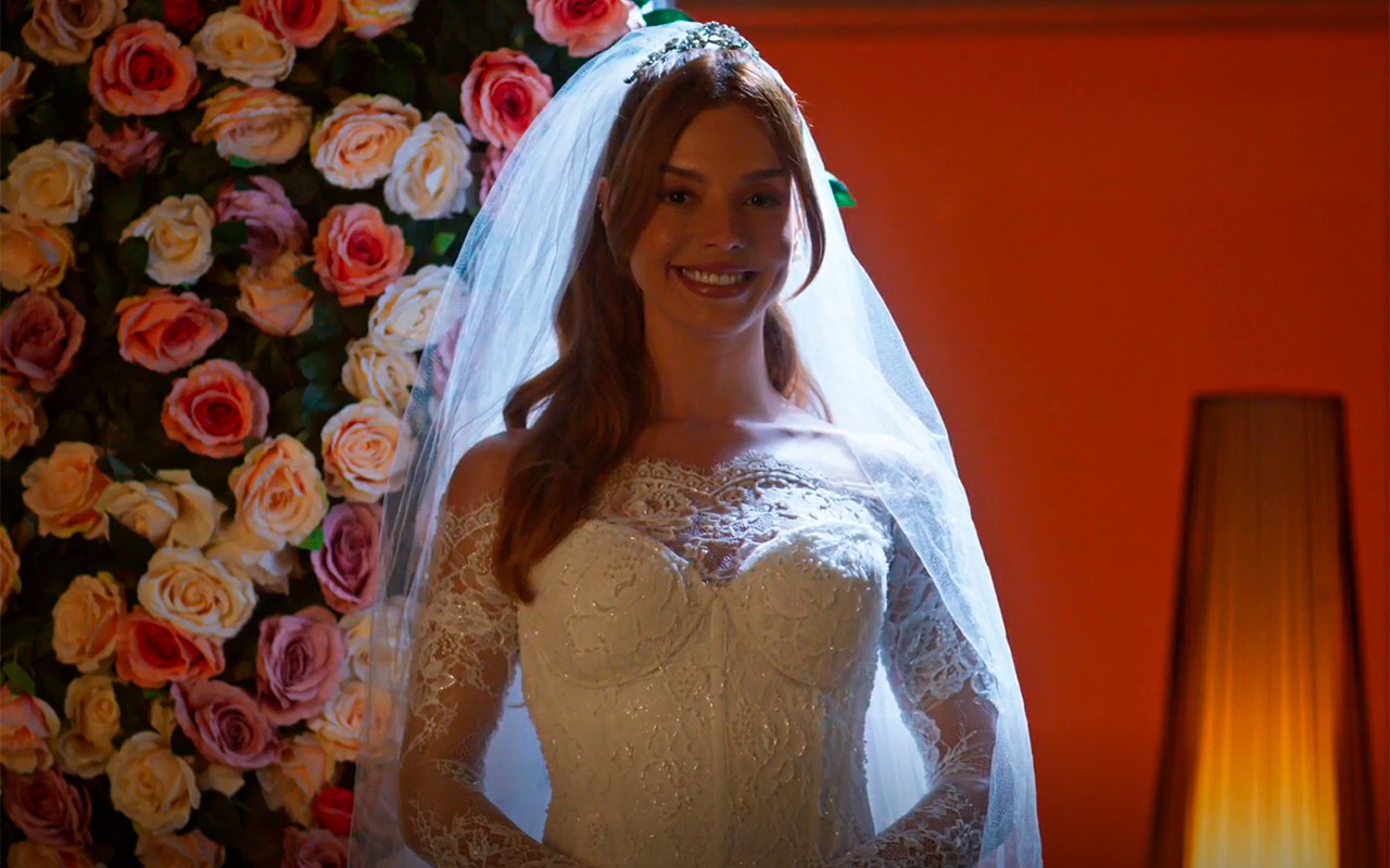 Dona de Mim: Kami imagina seu casamento com Ryan em loja de noivas