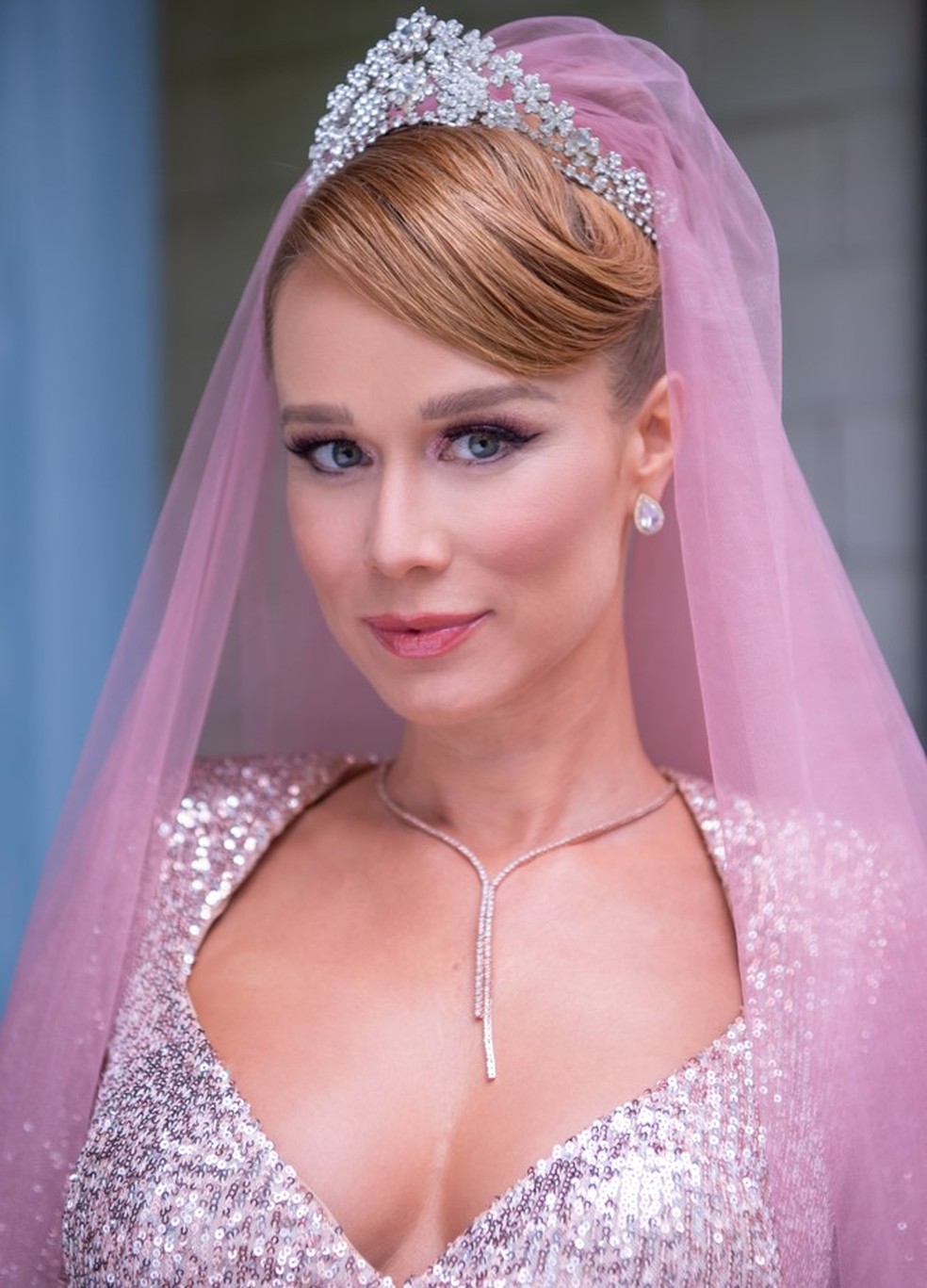 A noiva-vilã escolheu um véu rosa — Foto: Globo/Estevam Avellar