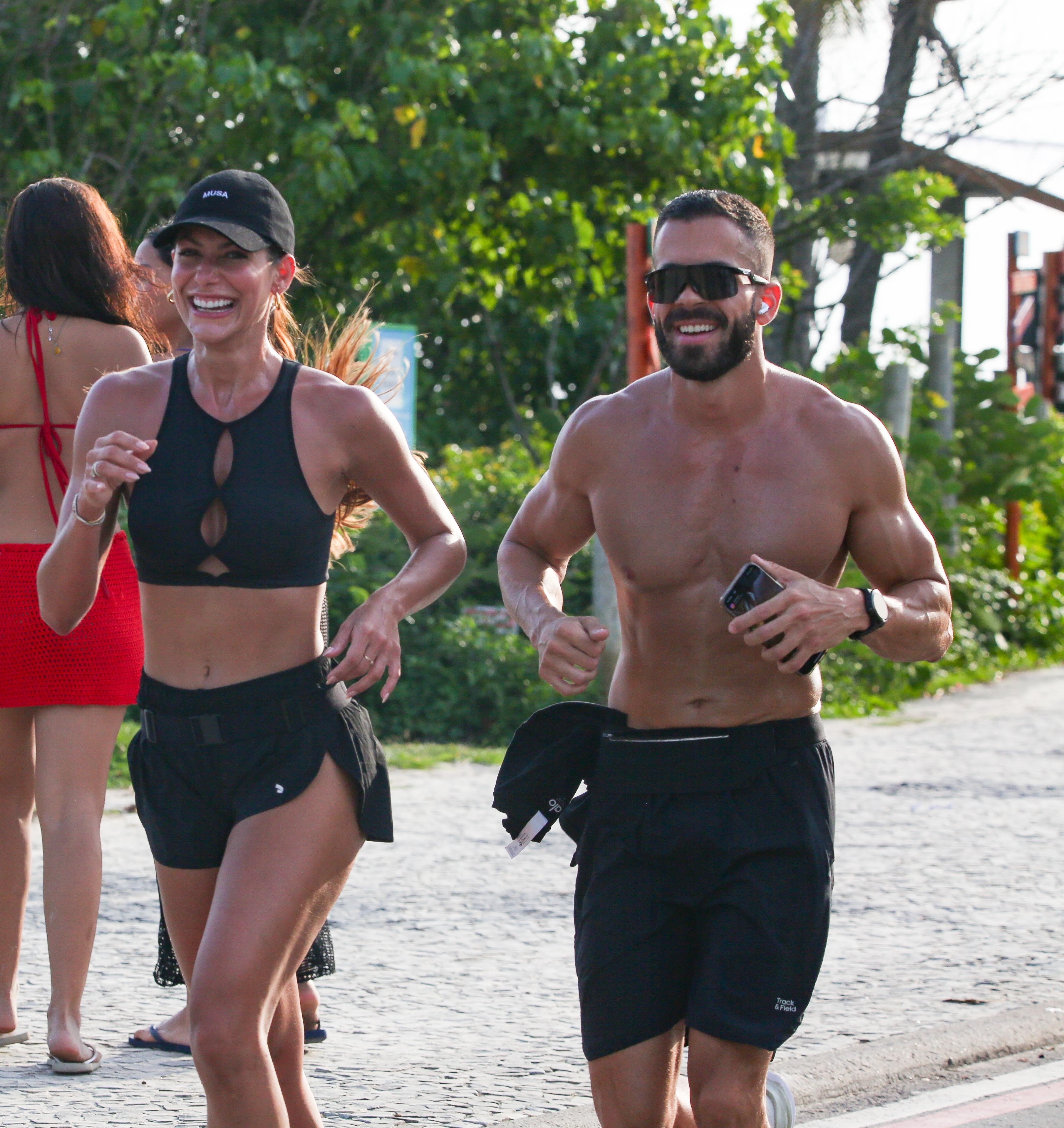 Mari Gonzalez aproveita a sexta-feira para correr com o namorado, Pipo Marques