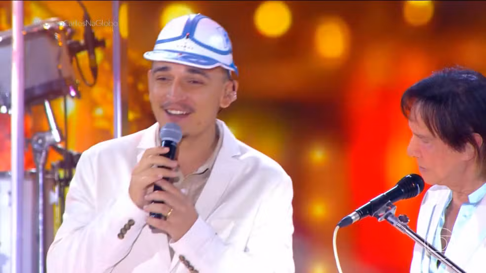 Jo&atilde;o Gomes canta com Roberto Carlos  em especial de fim de ano e ganha elogio: 'Mora no cora&ccedil;&atilde;o de todo brasileiro' &mdash; Foto: TV Globo