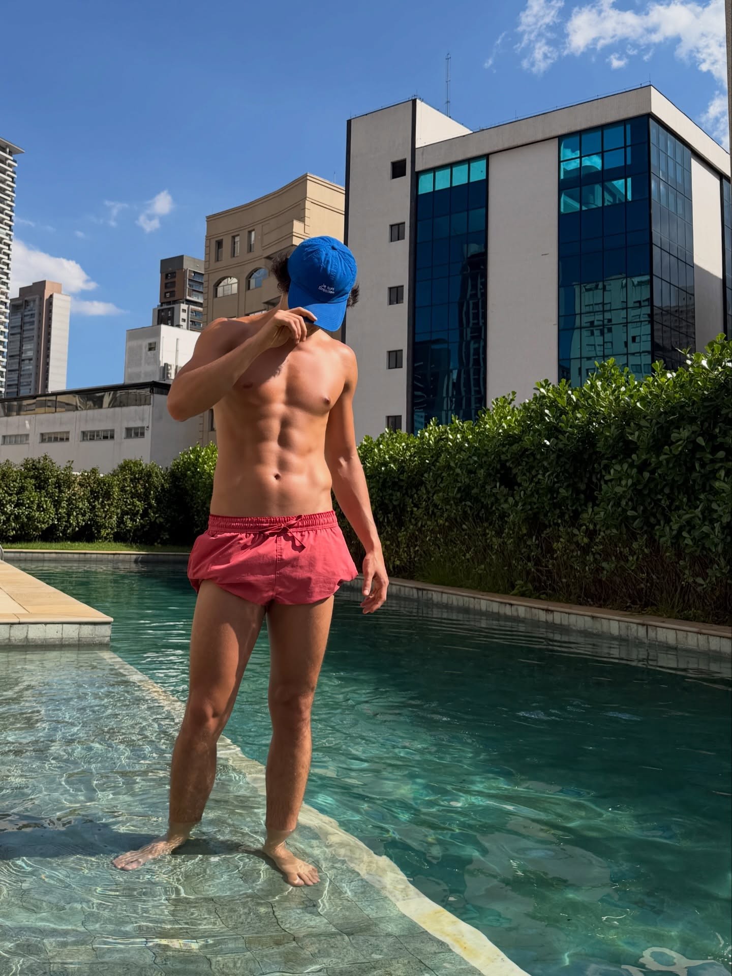 Pedro Waddington recebe elogios ao exibir corpo definido: 'Posso lavar roupa nesse tanquinho?'