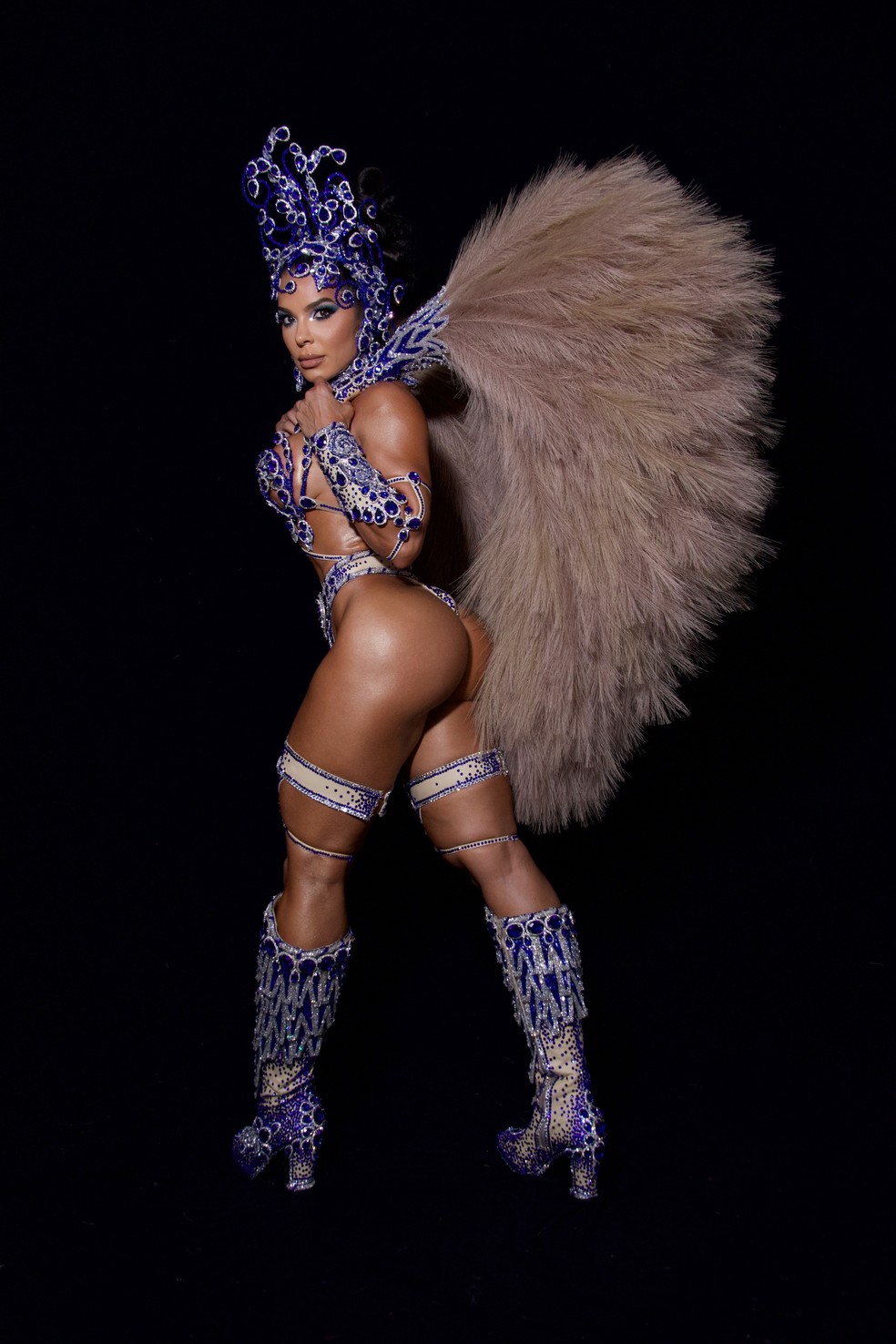 Monique Rizzeto encanta os foliões em sua estreia como Rainha de Bateria da Acadêmicos de Niterói — Foto: Hallyson Bysmarck/Divulgação