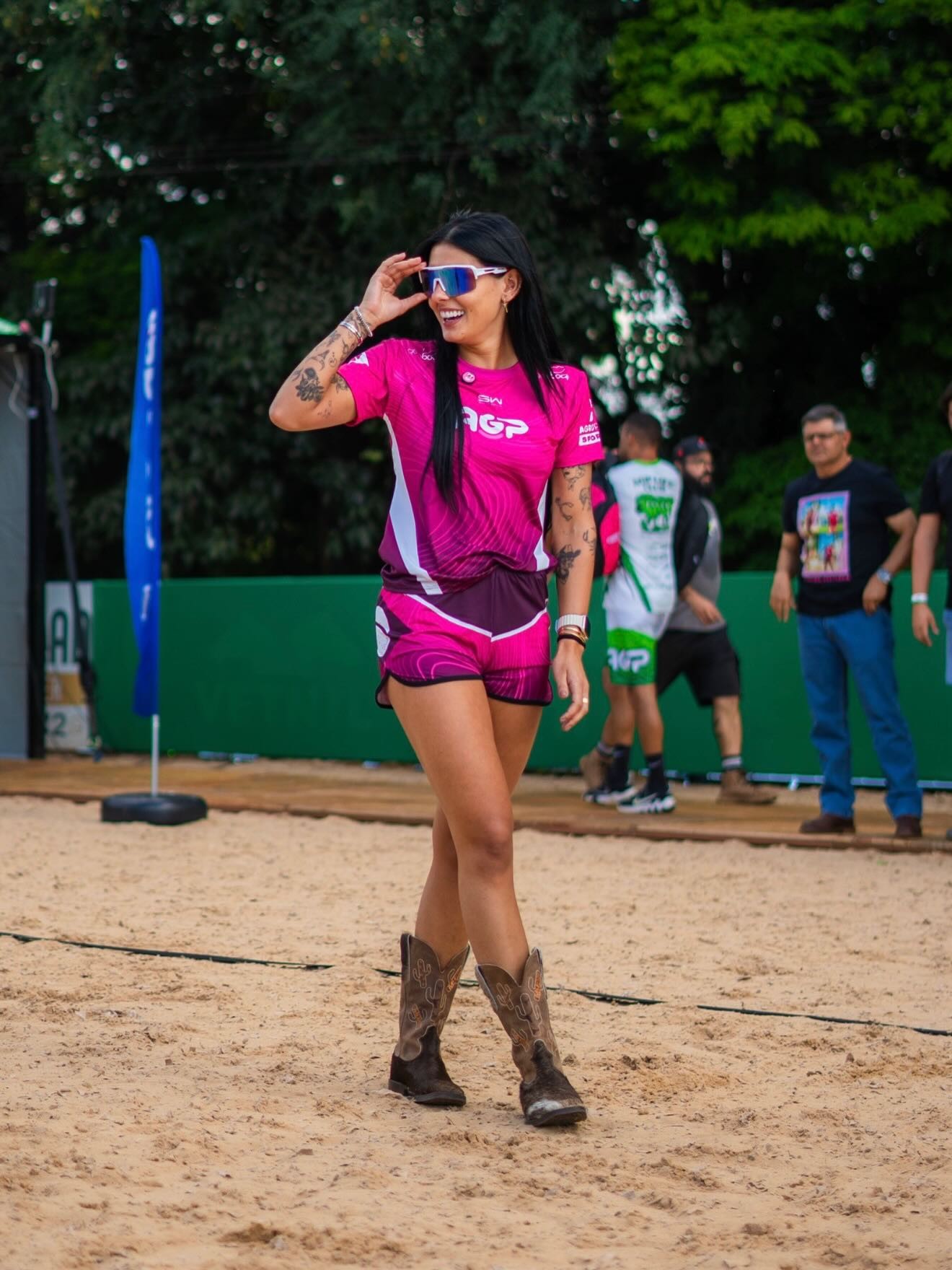 Ana Castela chama atenção ao usar botas em torneio de futevôlei