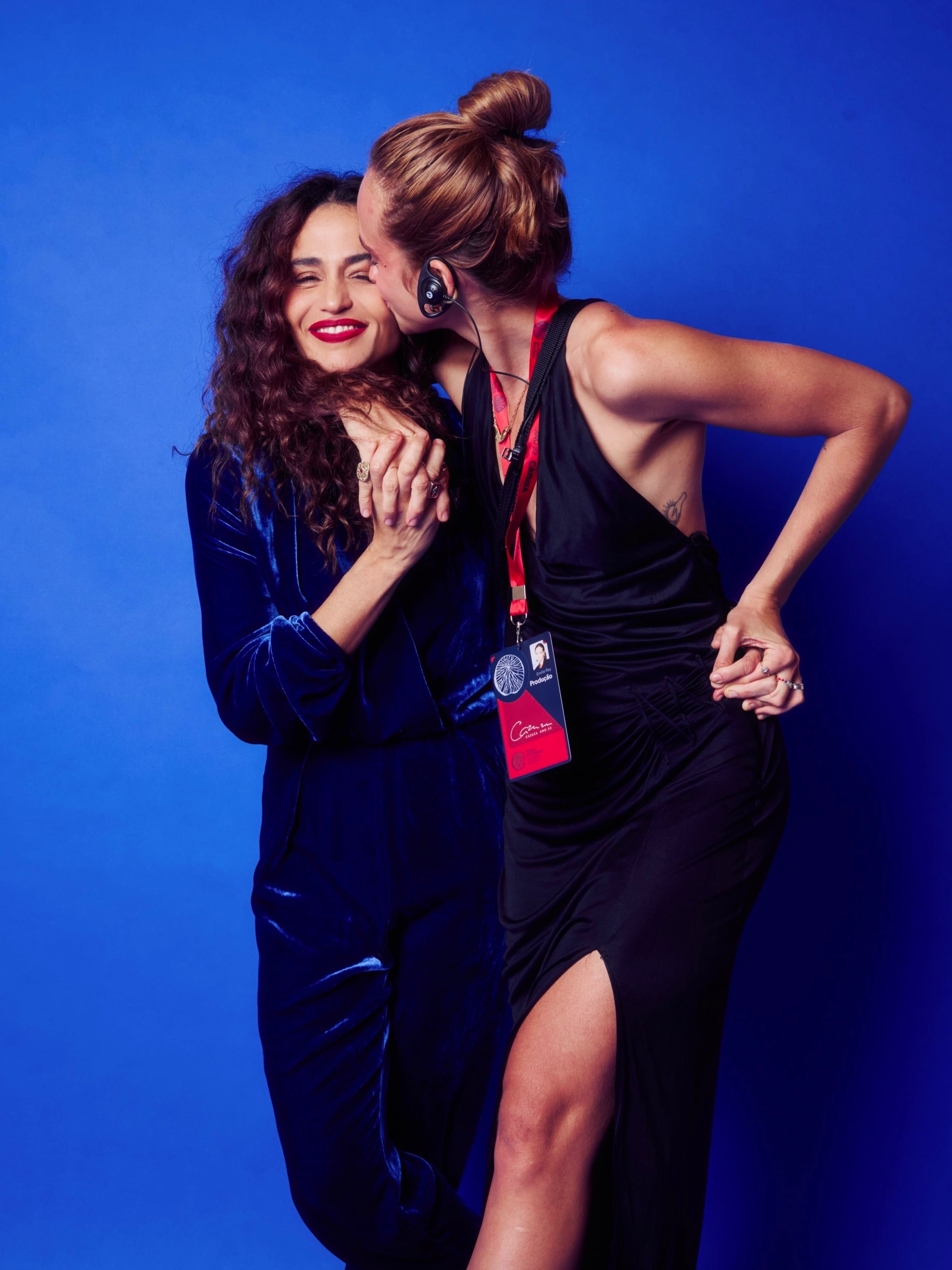 Emilie Rey publica foto abraçada com Nanda Costa e intensifica rumores de romance