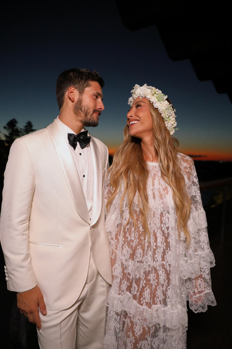 Sabrina Sato e Nicolas Prattes após cerimônia de casamento — Foto: IUDE/Divulgação