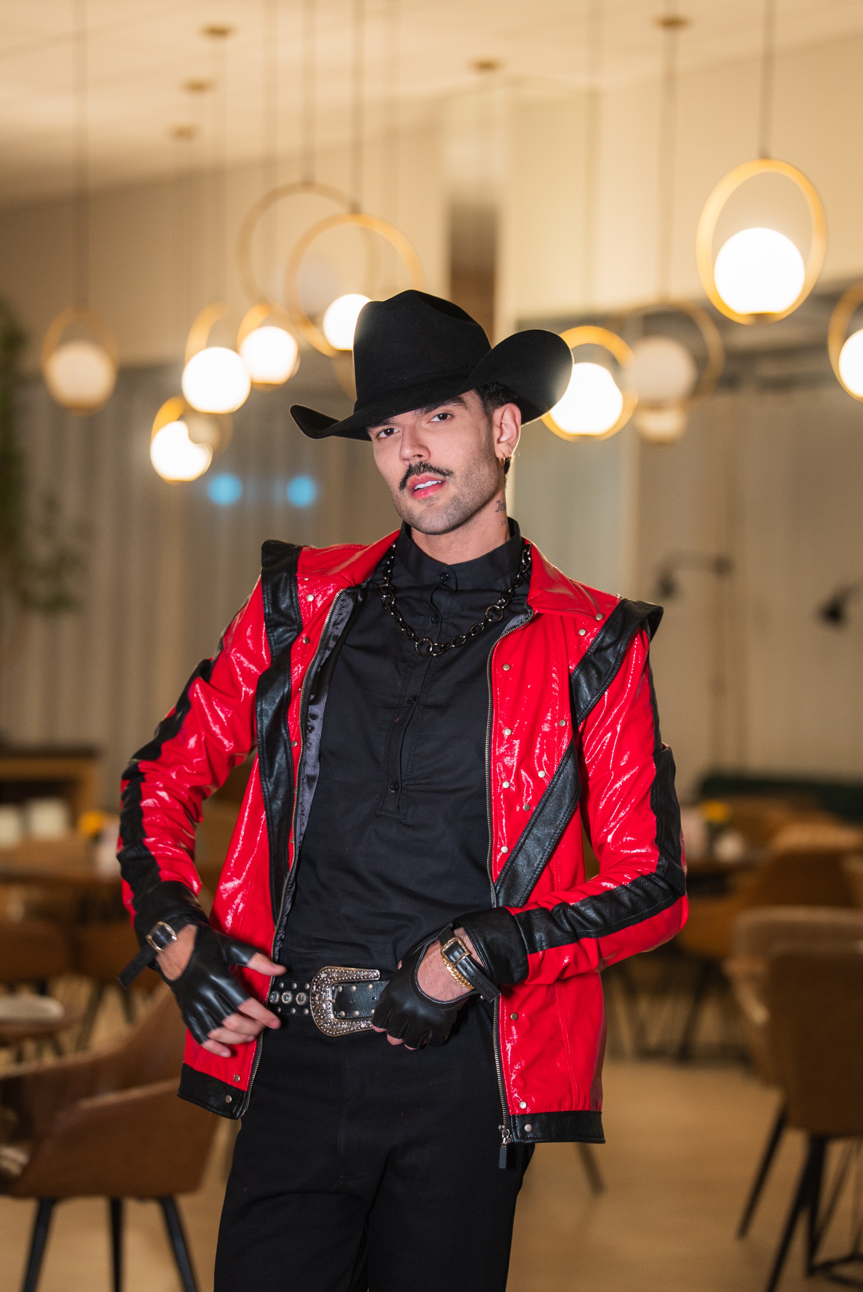 Luan Pereira homenageia Michael Jackson com look especial inspirado no astro pop