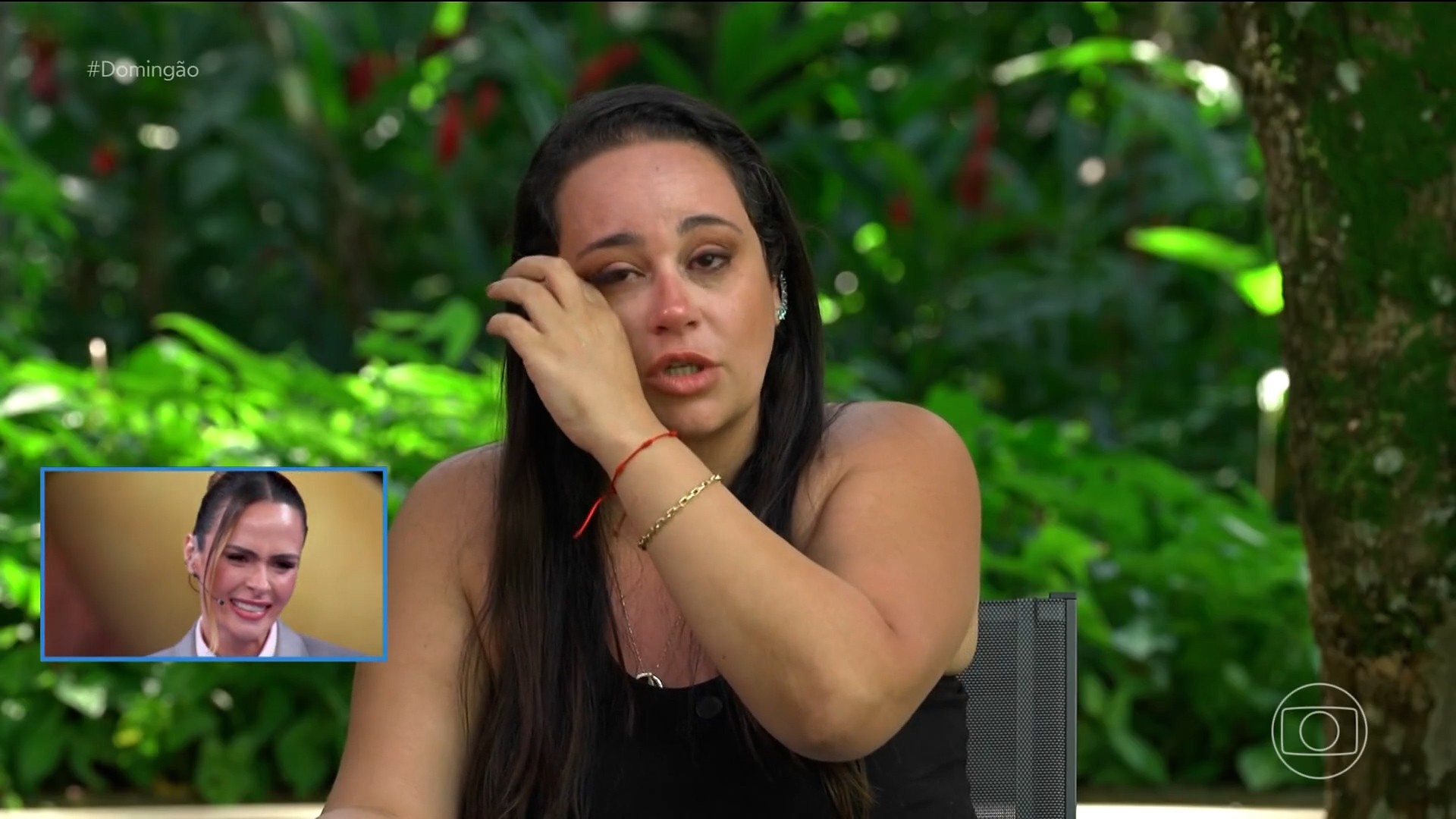 No palco do Domingão, Ana Paula chora ao receber depoimento da irmã e relembrar morte do pai