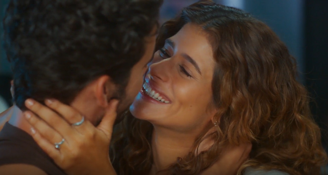 Coração Acelerado: João Raul implora perdão de Agrado e casal reata com direito a música nova