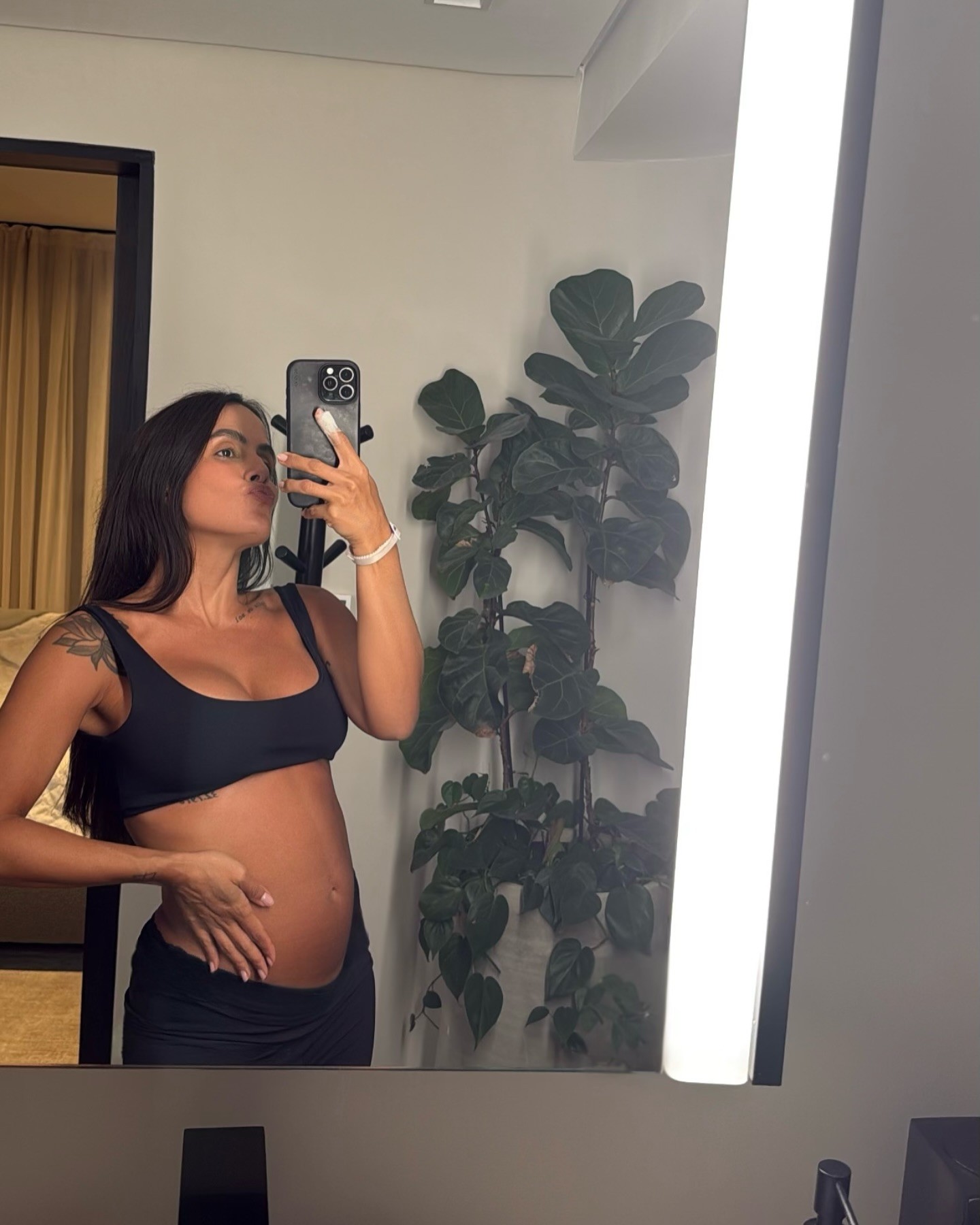 Carol Peixinho malha com barriga à mostra após revelar sexo do bebê que está esperando