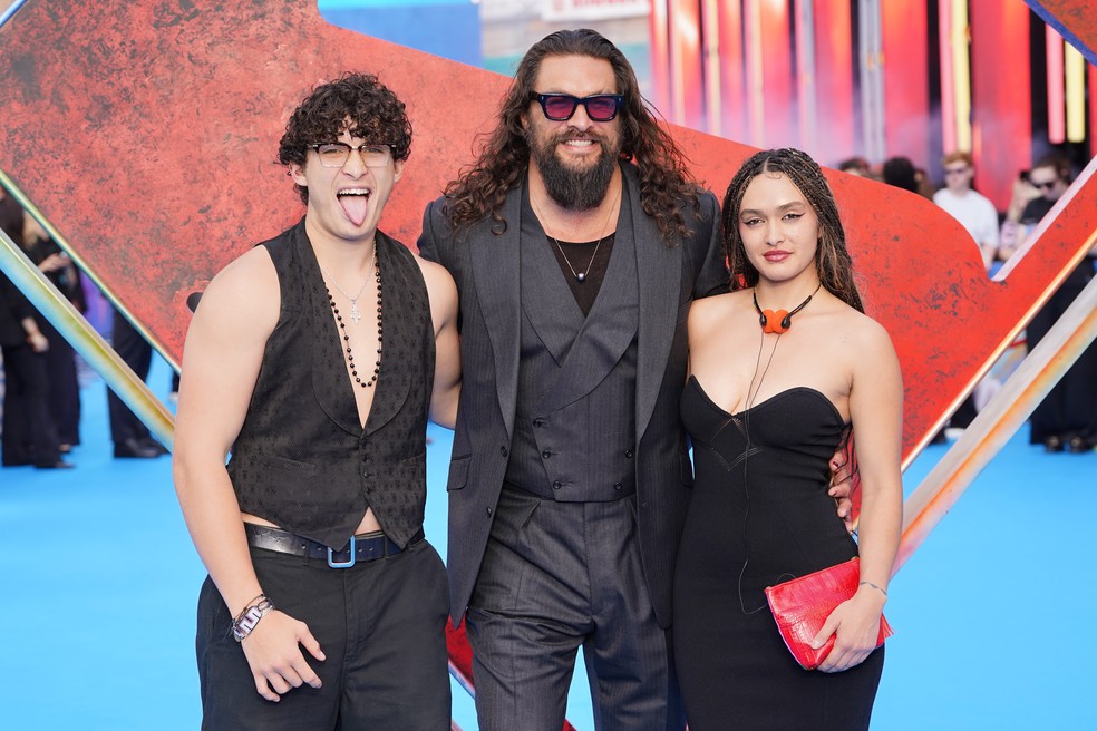 Jason Momoa posa com os filhos em première de 'Supergirl' — Foto: Reuters