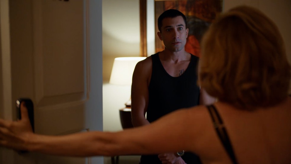 Em Vale Tudo, Odete é surpreendida por Marlon que bate à sua porta — Foto: Globo