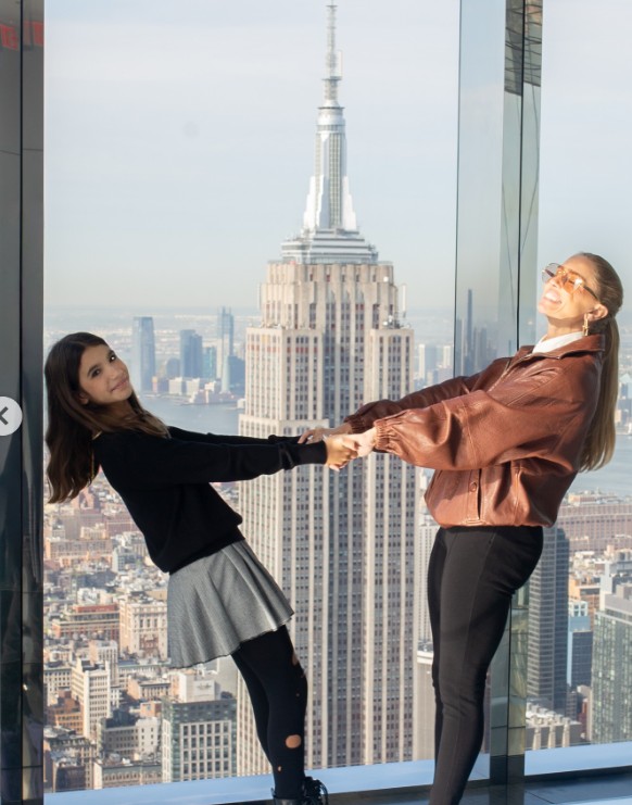 Deborah Secco divide momentos vividos em Nova York com a filha, Maria Flor: 'Criando memórias'