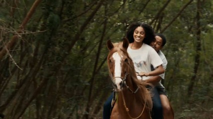 Teca e Pitoco passeiam a cavalo