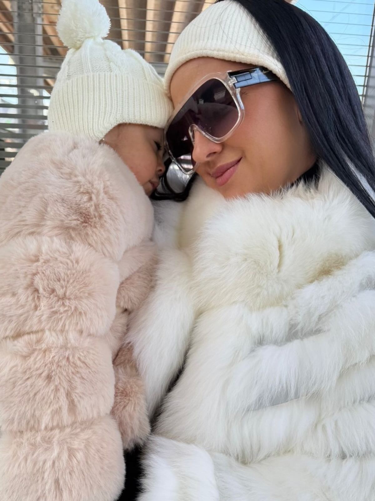 Graciele Lacerda e Zezé di Camargo posam ao lado da filha, Clara, durante viagem de férias