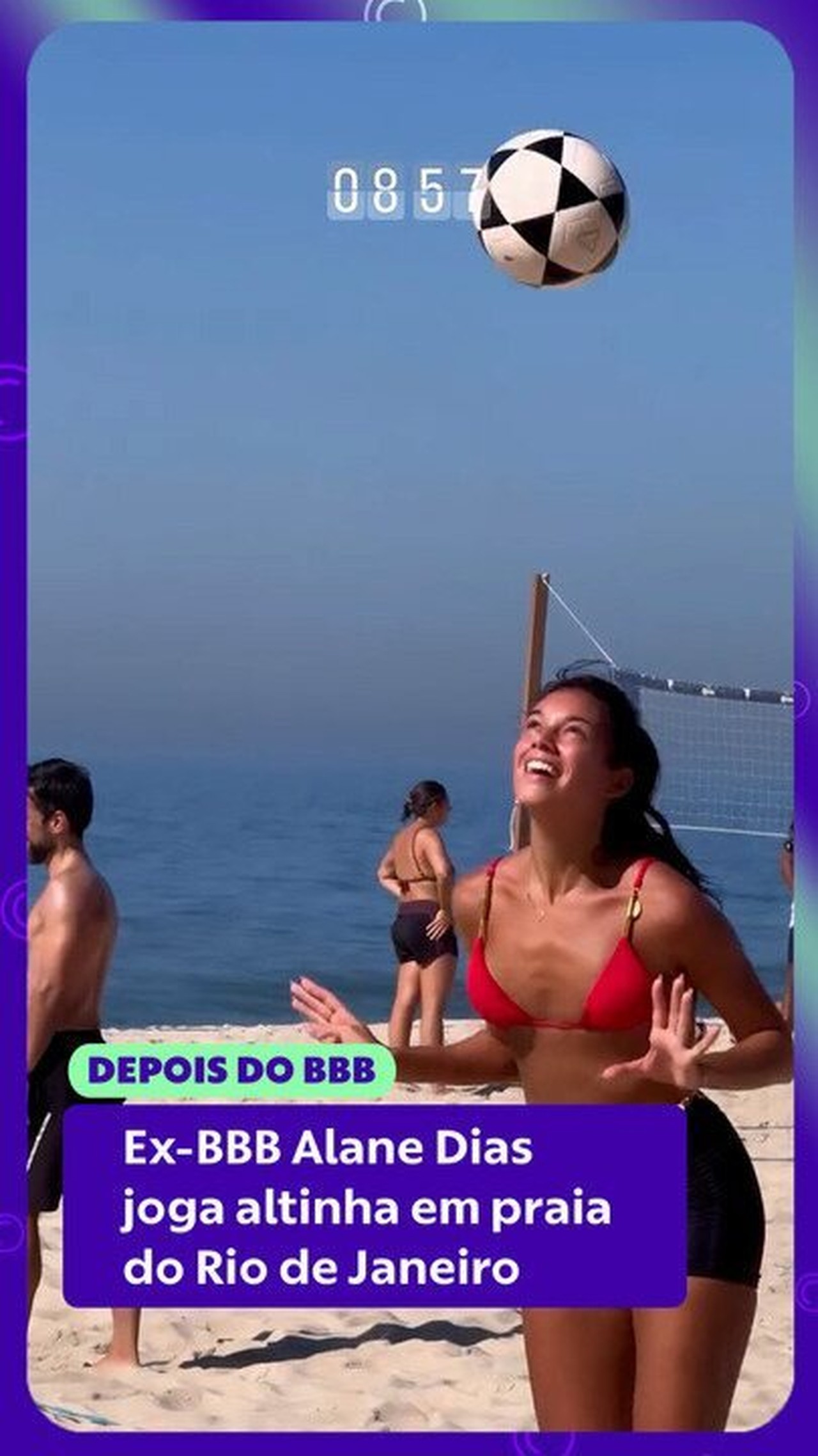 Alane Dias joga altinha em praia do Rio de Janeiro