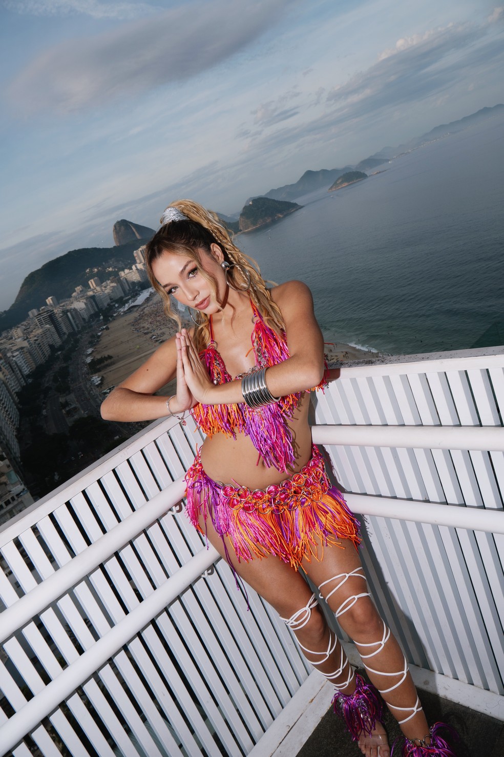 Ex-BBB Samira chama atenção com look para cobertura do Show da