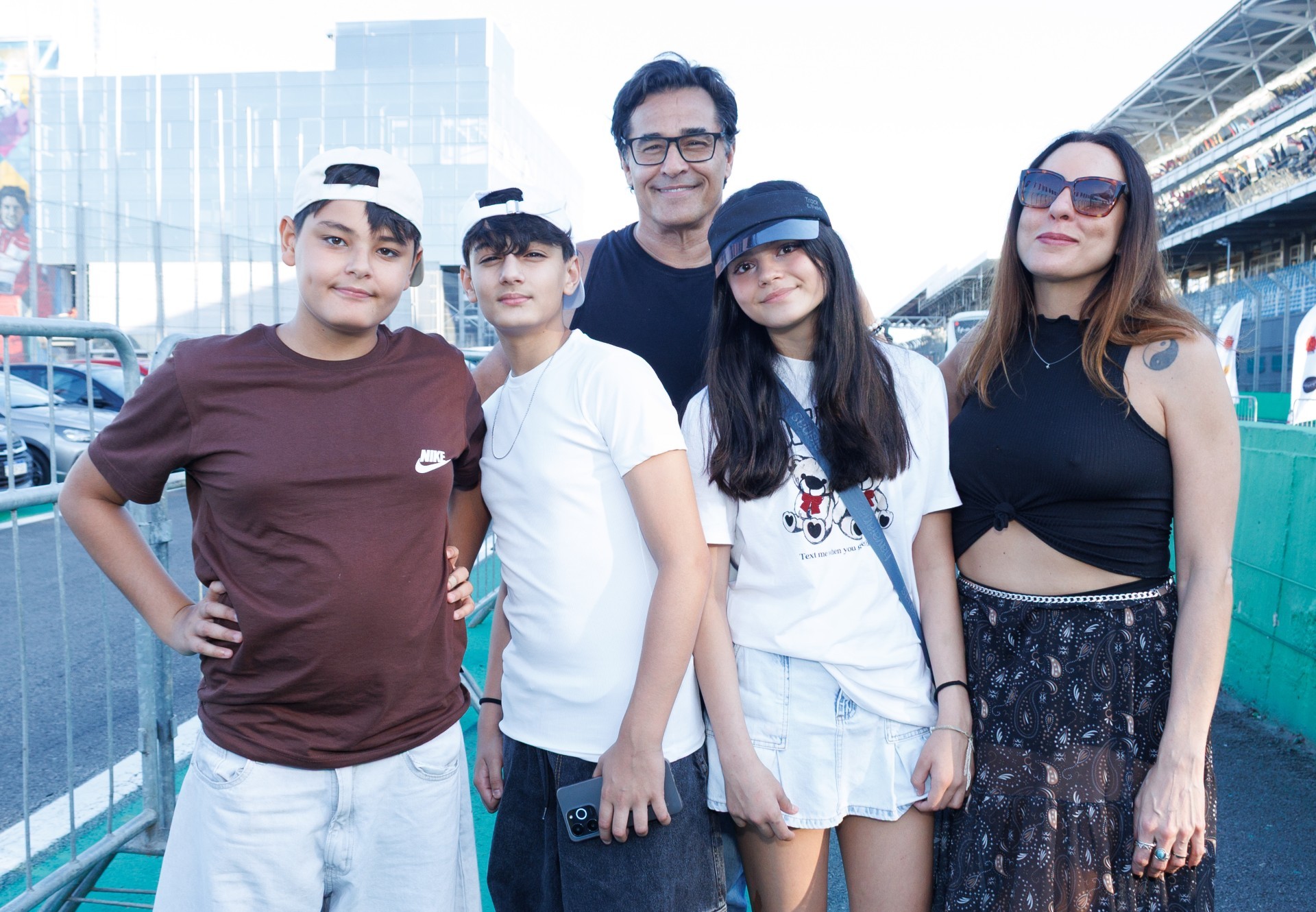 Luciano Szafir curte Lollapalooza com mulher e filhos