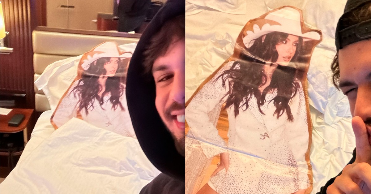 Em Portugal, Zé Felipe dorme ao lado de totem de Ana Castela para matar a saudade